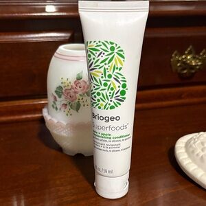 Briogeo Superfoods Green Apple Conditioner - White and Green